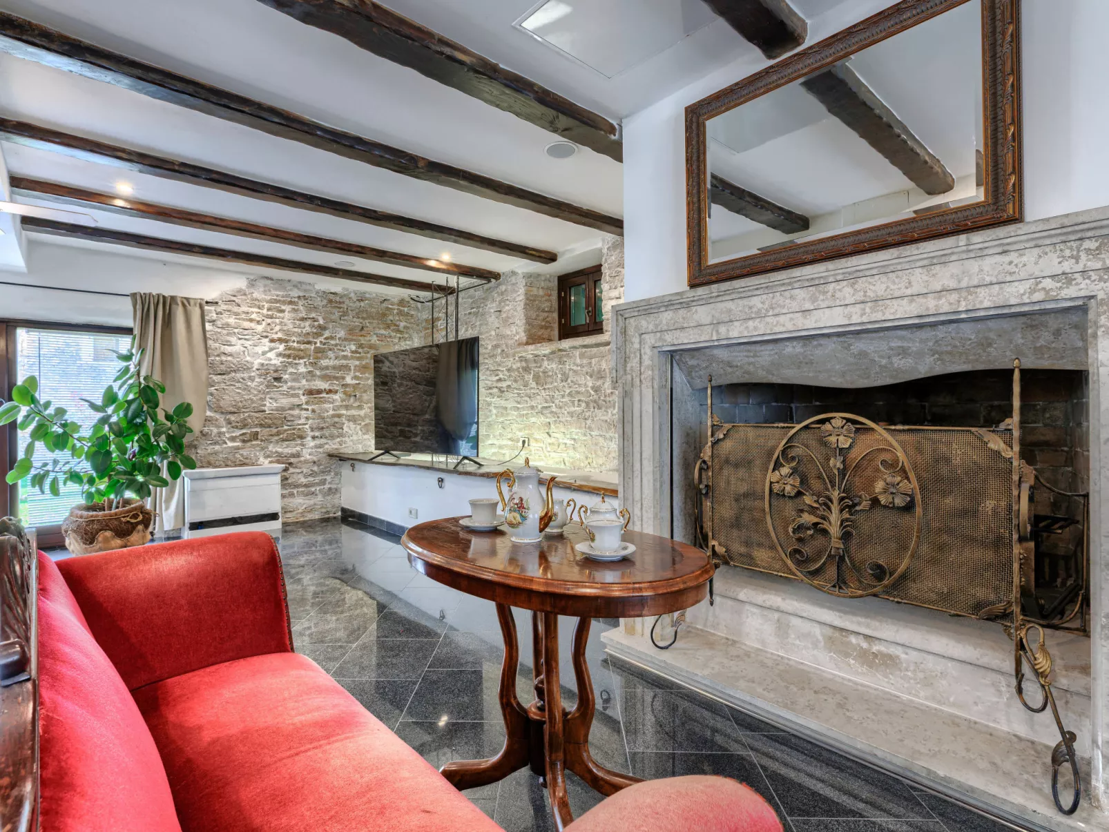 Golden Roots-Drinnen