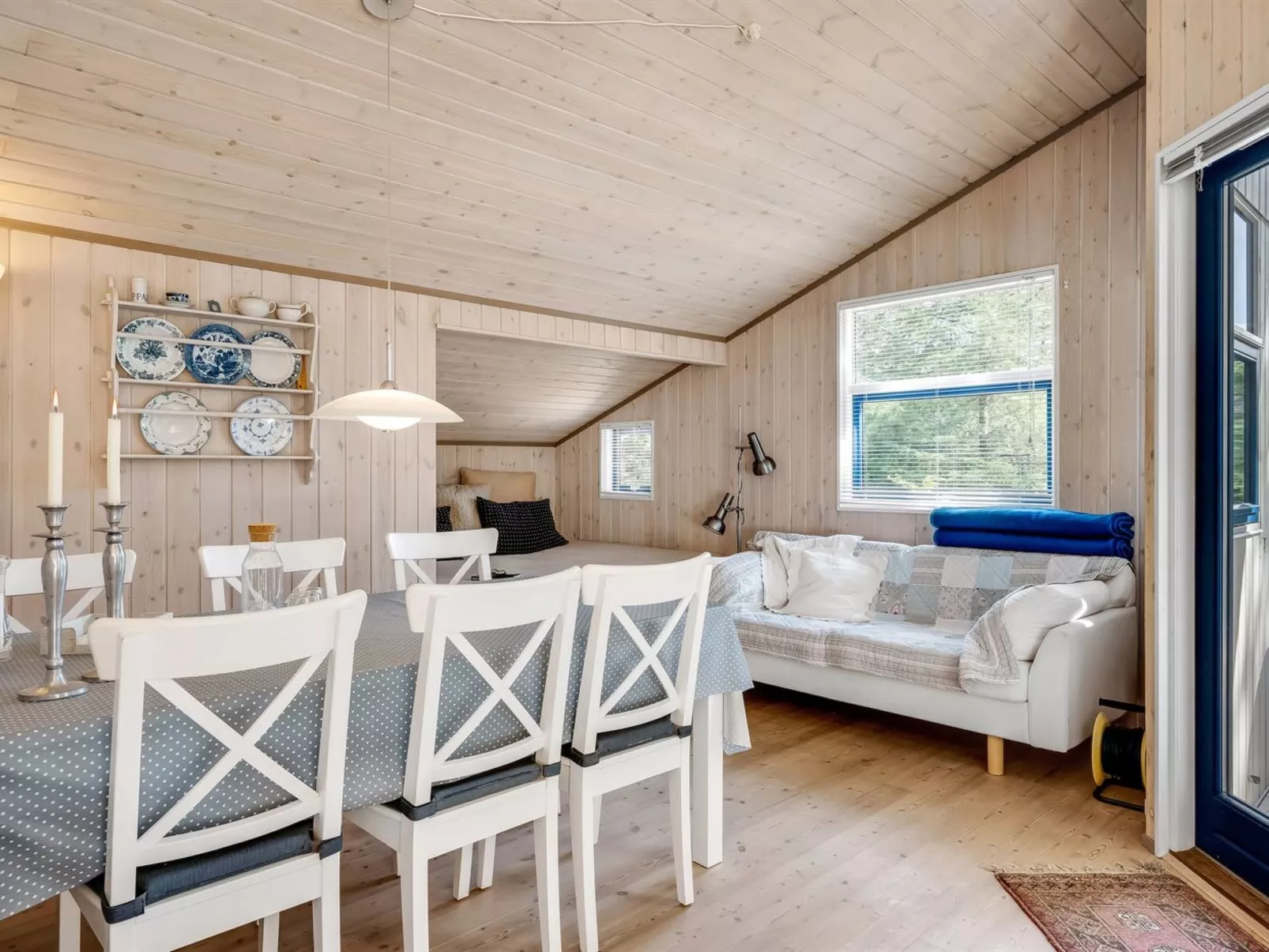 "Hakan" - 4km from the sea-Inside