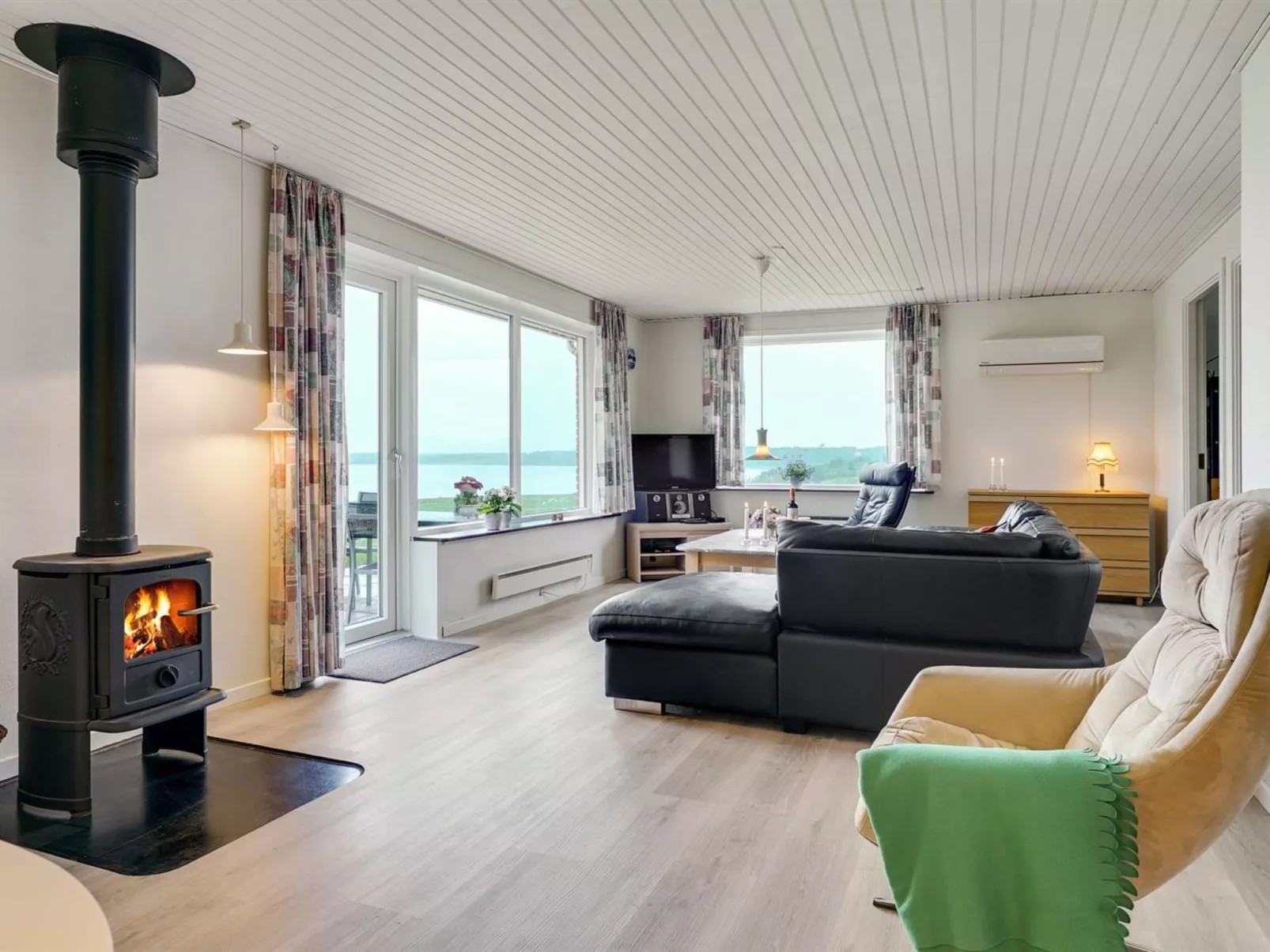 "Ephra" - 250m to the fjord-Drinnen