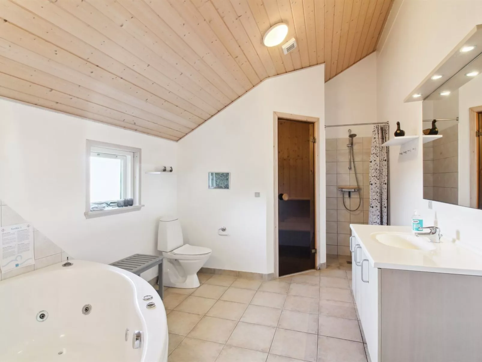 "Synnöve" - 550m from the sea-Inside