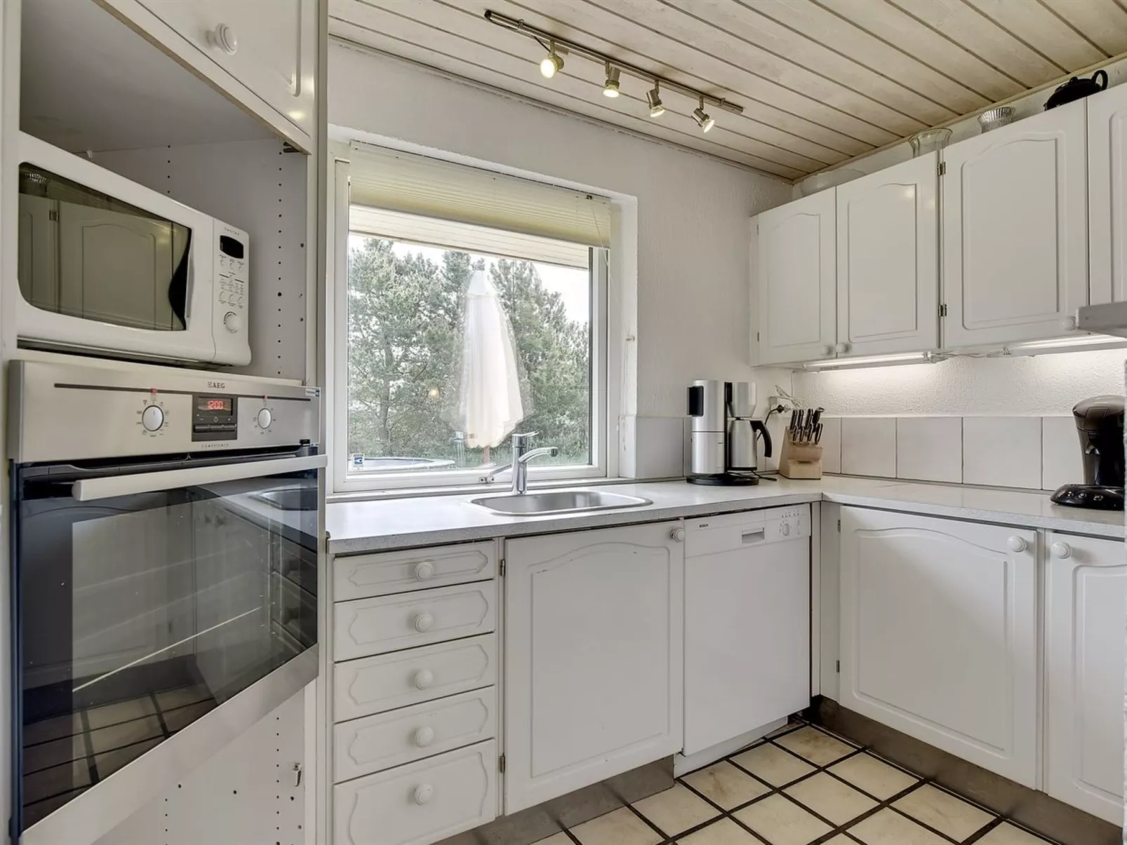 "Ameline" - 500m to the fjord-Drinnen