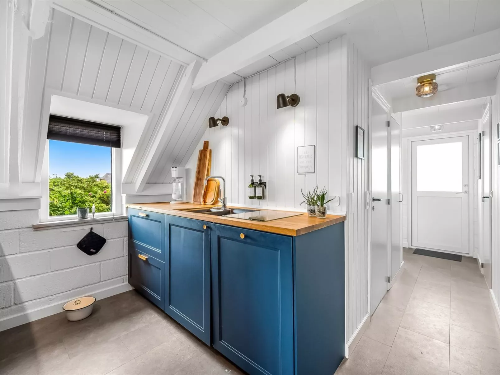 "Hen" - 400m from the sea-Dedans