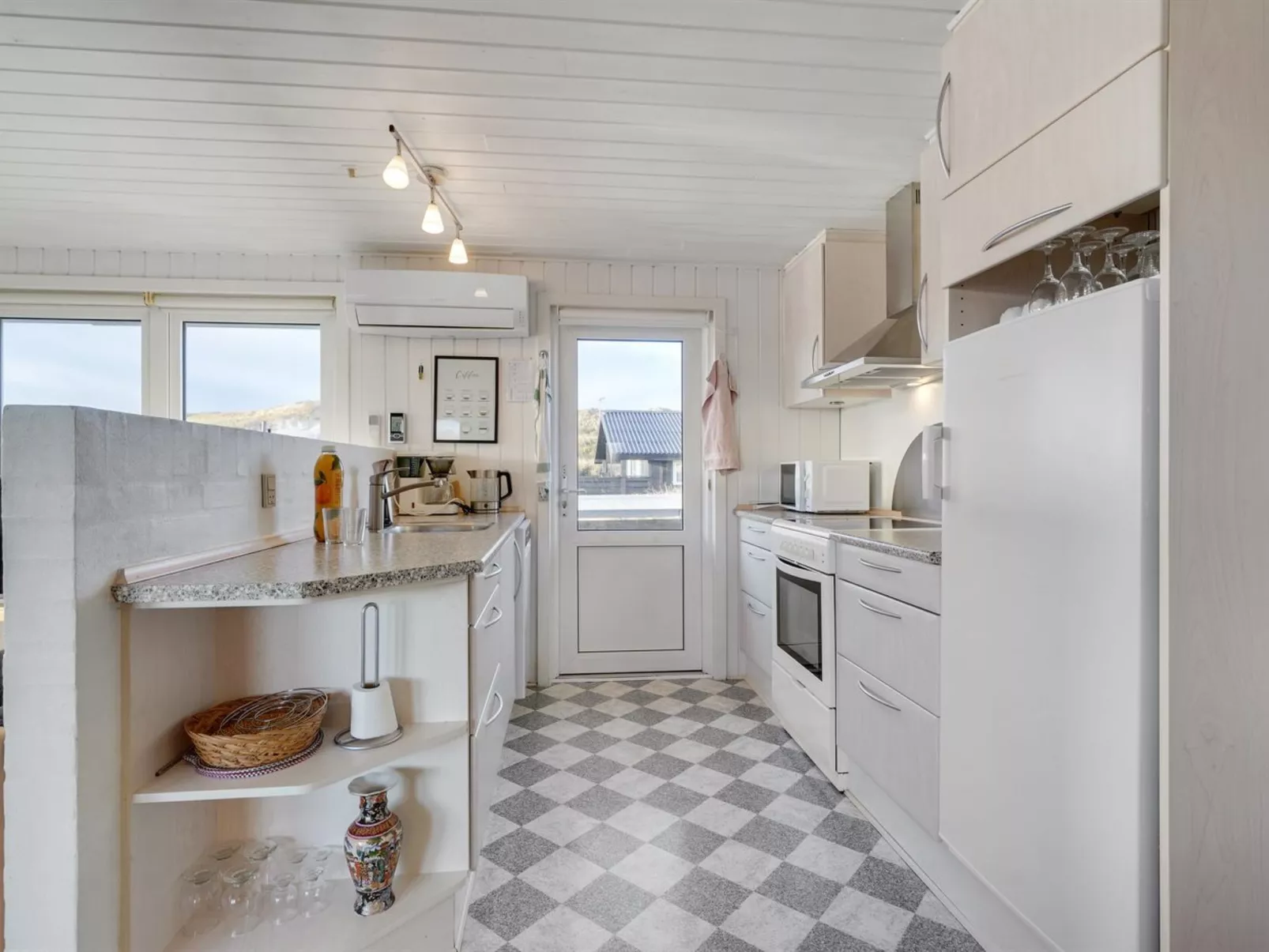 "Ozeana" -  from the sea-Dedans