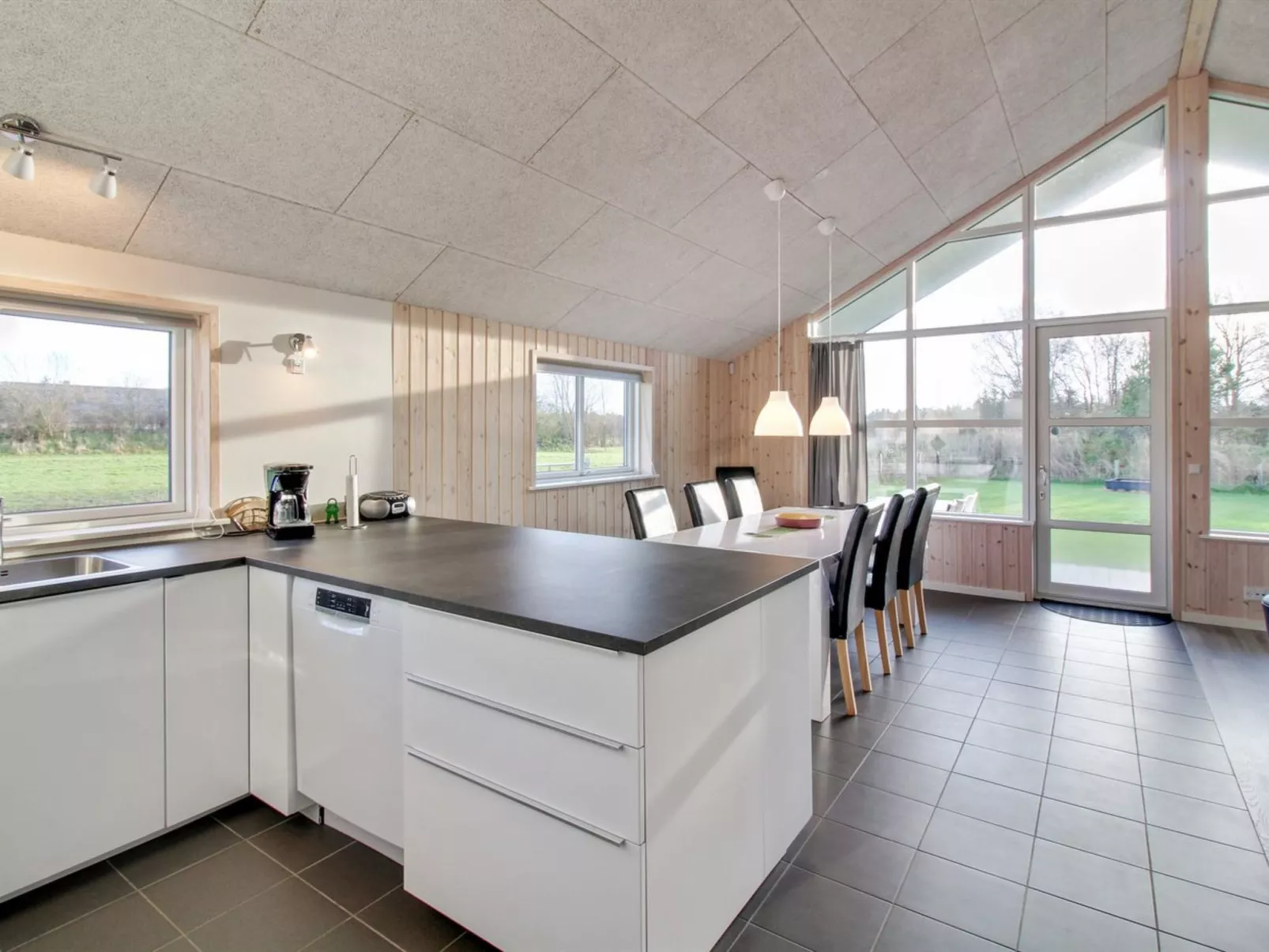 "Ethel" - 1.5km to the fjord-Drinnen