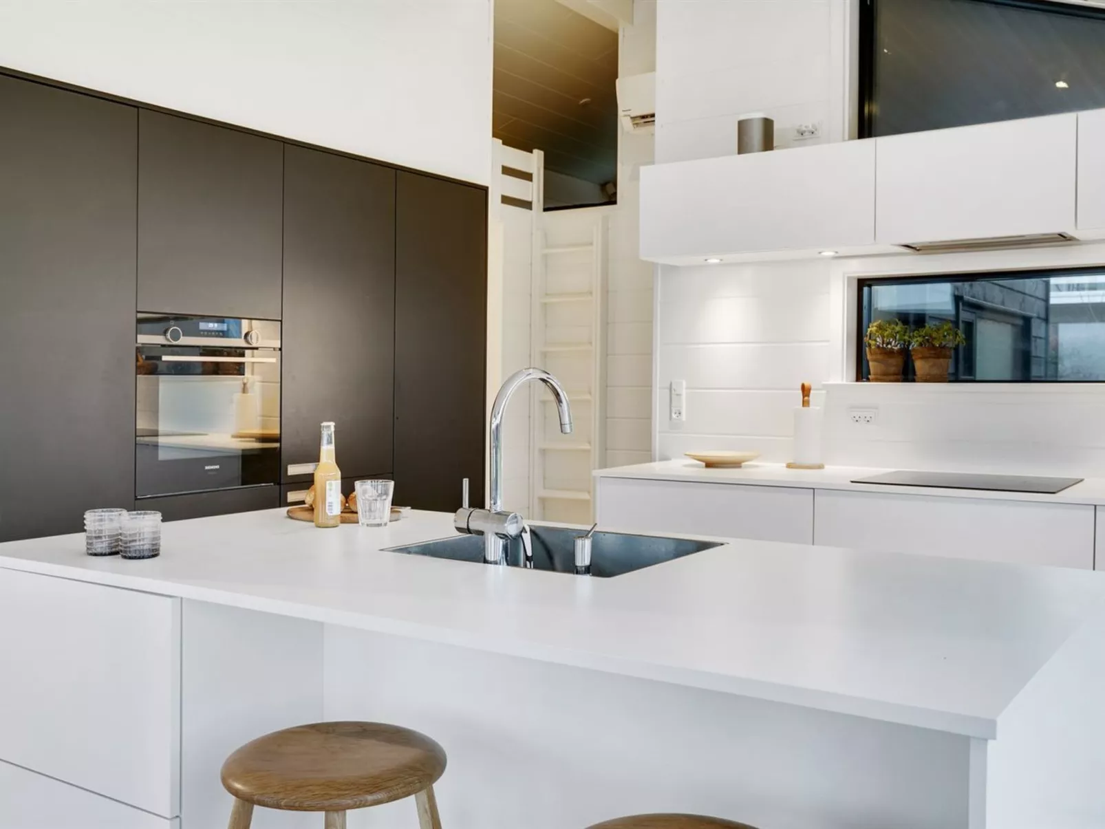 "Kjell" - 100m from the sea-Drinnen