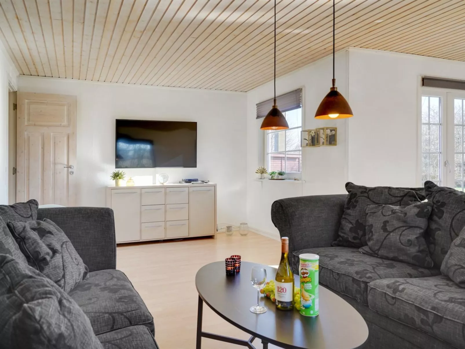 "Harrieth" - 16km from the sea-Drinnen