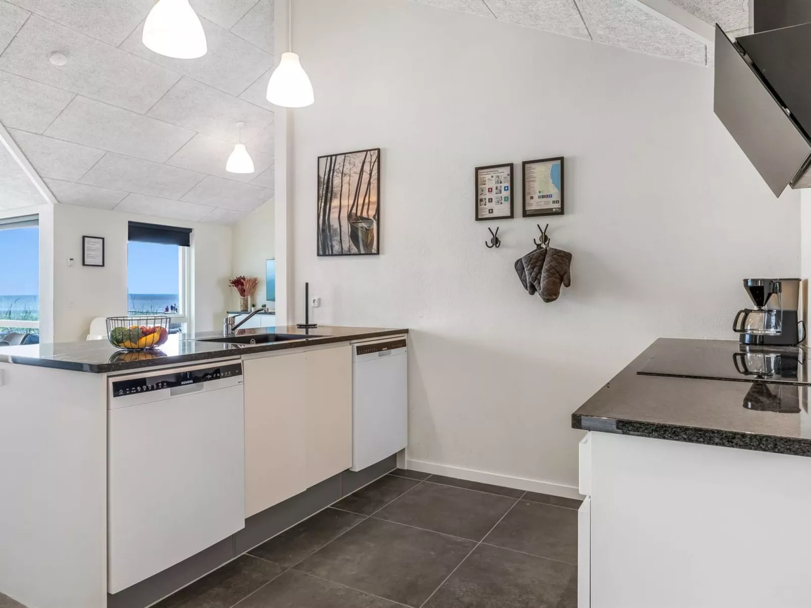 "Eino" - 30m from the sea-Inside