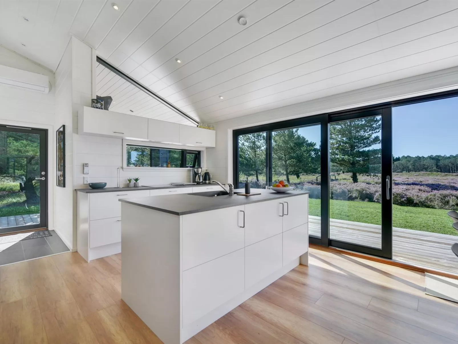 "Tea" - 2.7km from the sea-Dedans