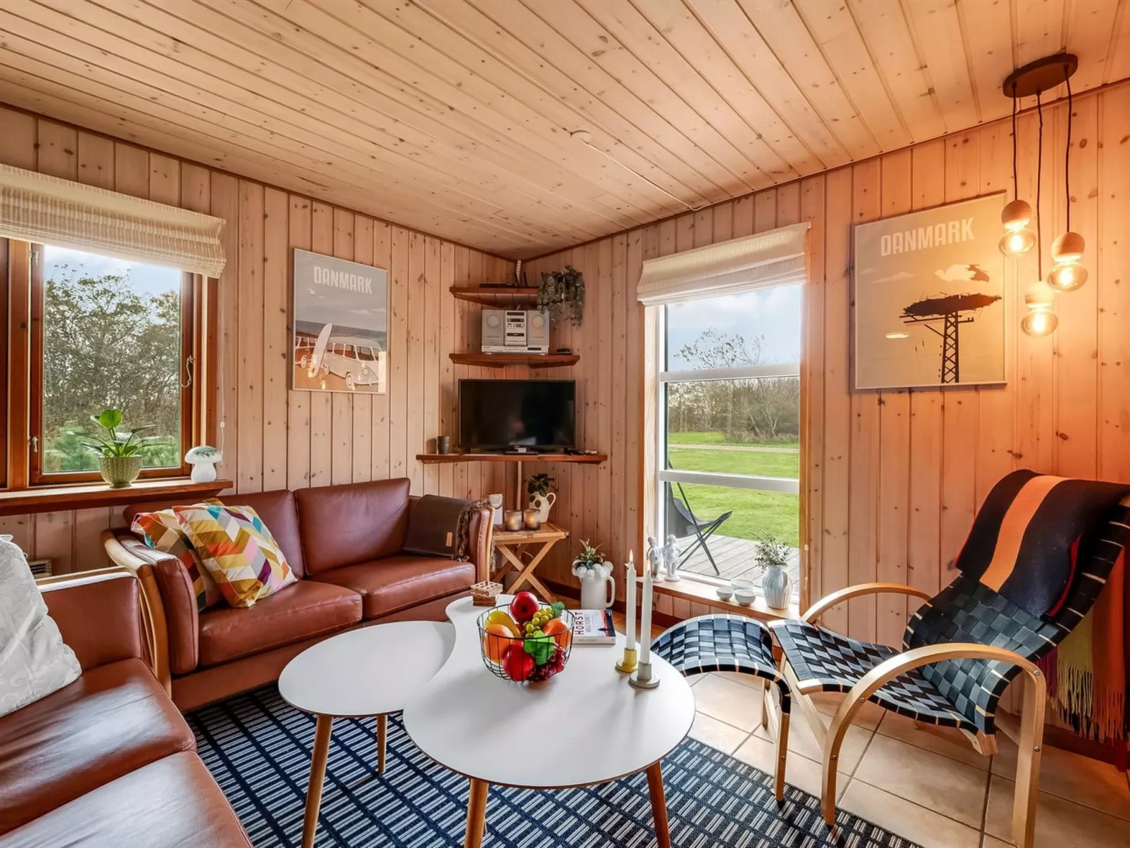 "Engeline" - 300m to the fjord-Drinnen