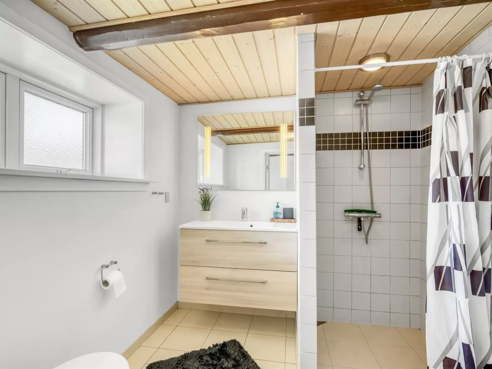 "Kara" - 100m to the fjord-Drinnen