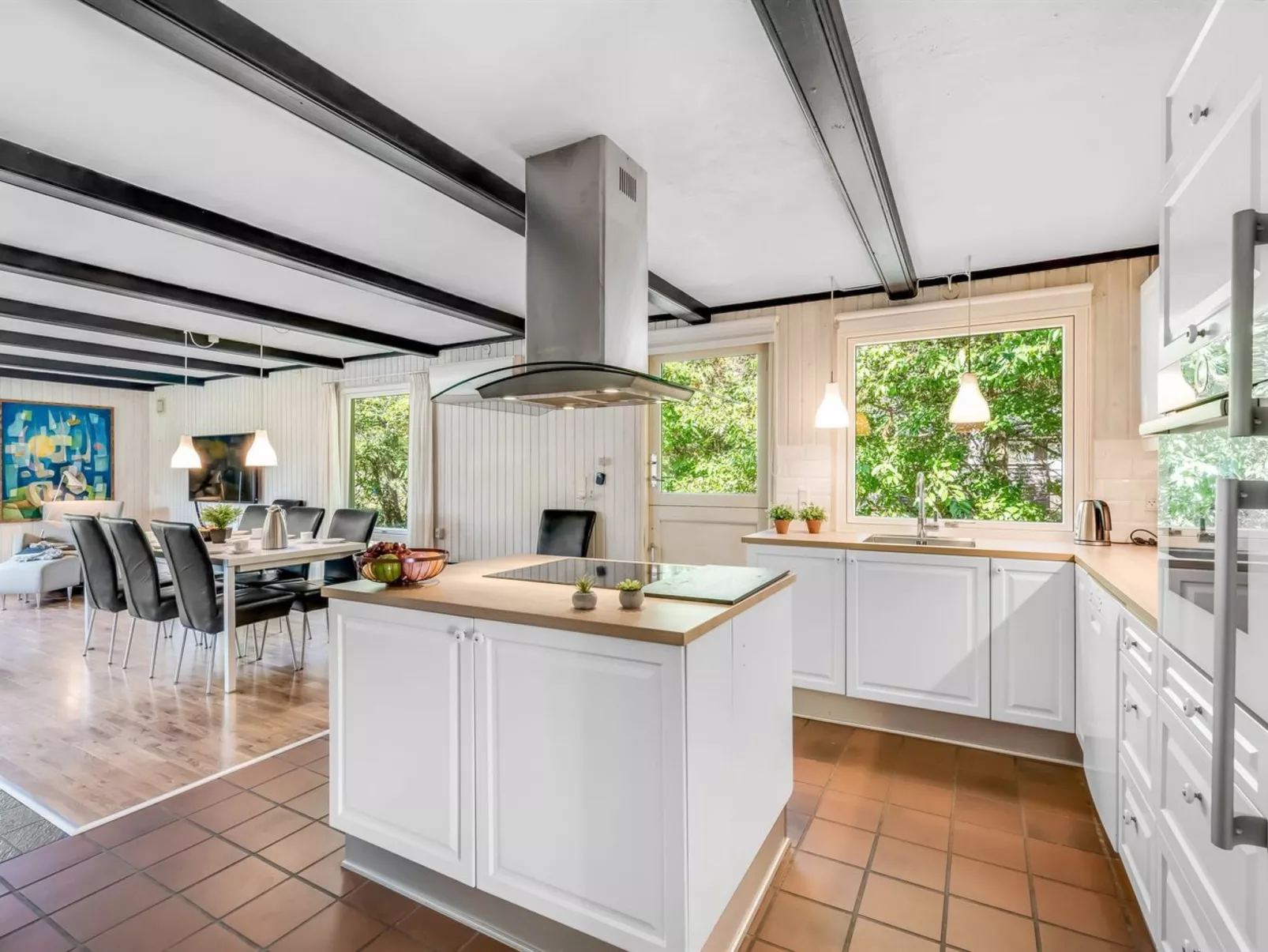 "Yall" - 1km from the sea-Inside