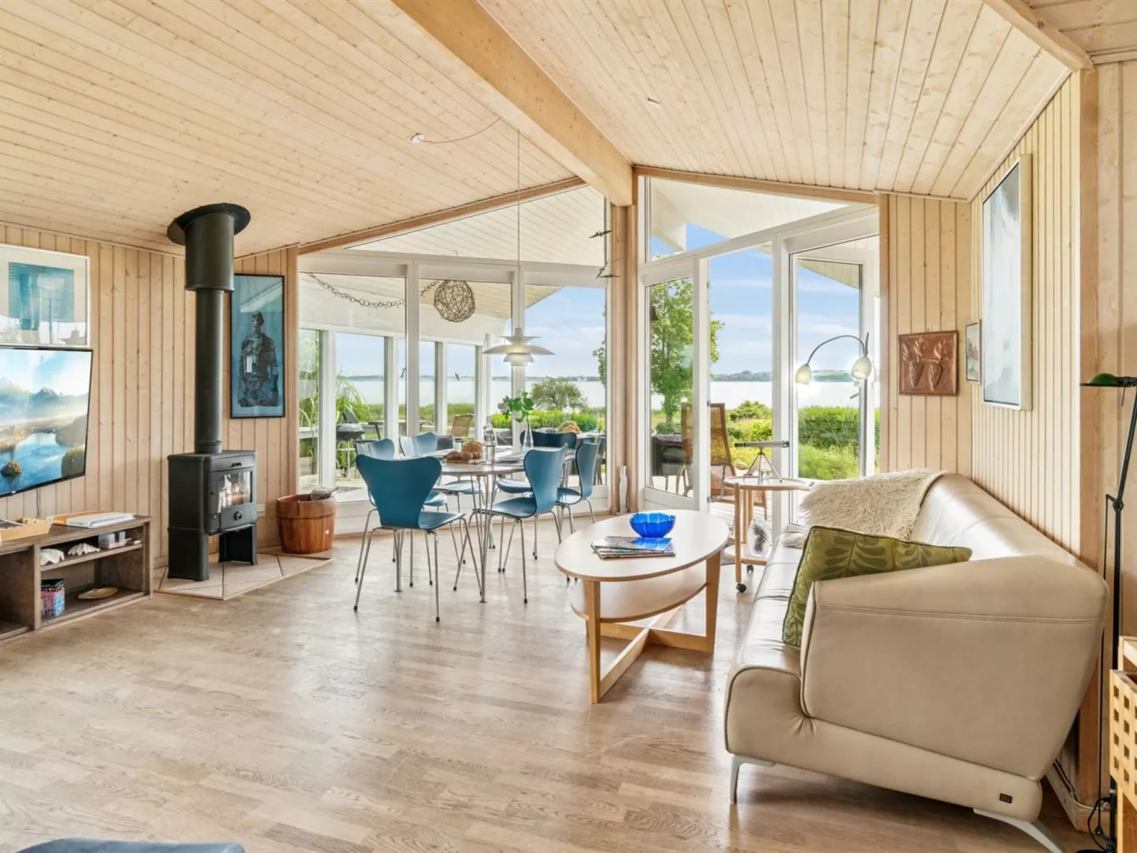 "Brunman" - 10m to the fjord-Inside