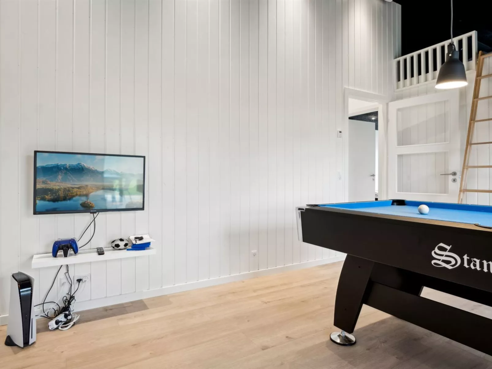 "Jul" - 300m from the sea-Inside