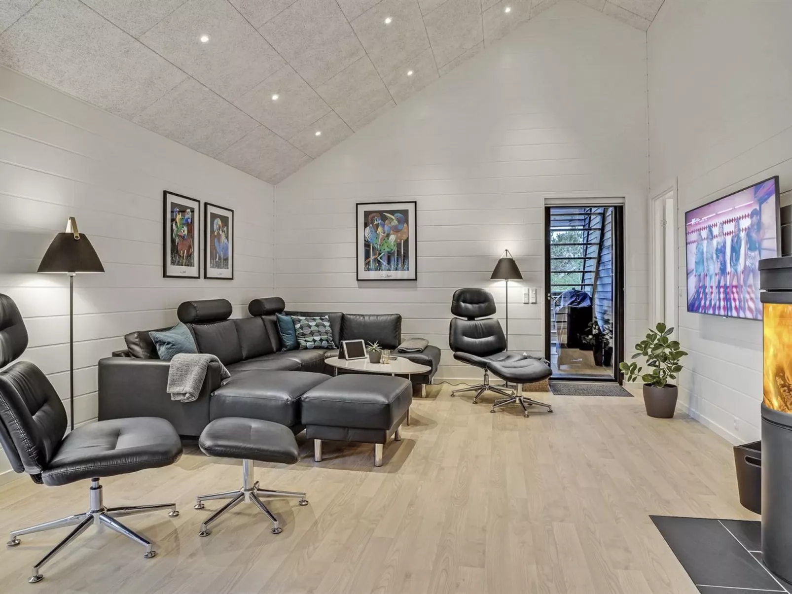 "Jonne" - 200m to the fjord-Drinnen