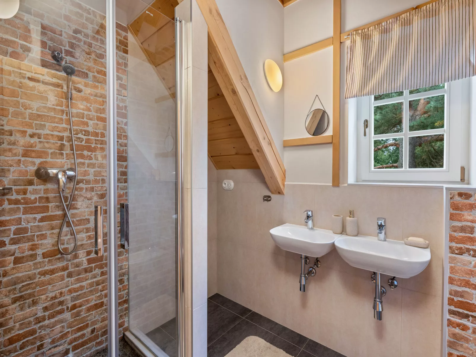 Roubenka Maleč-Inside