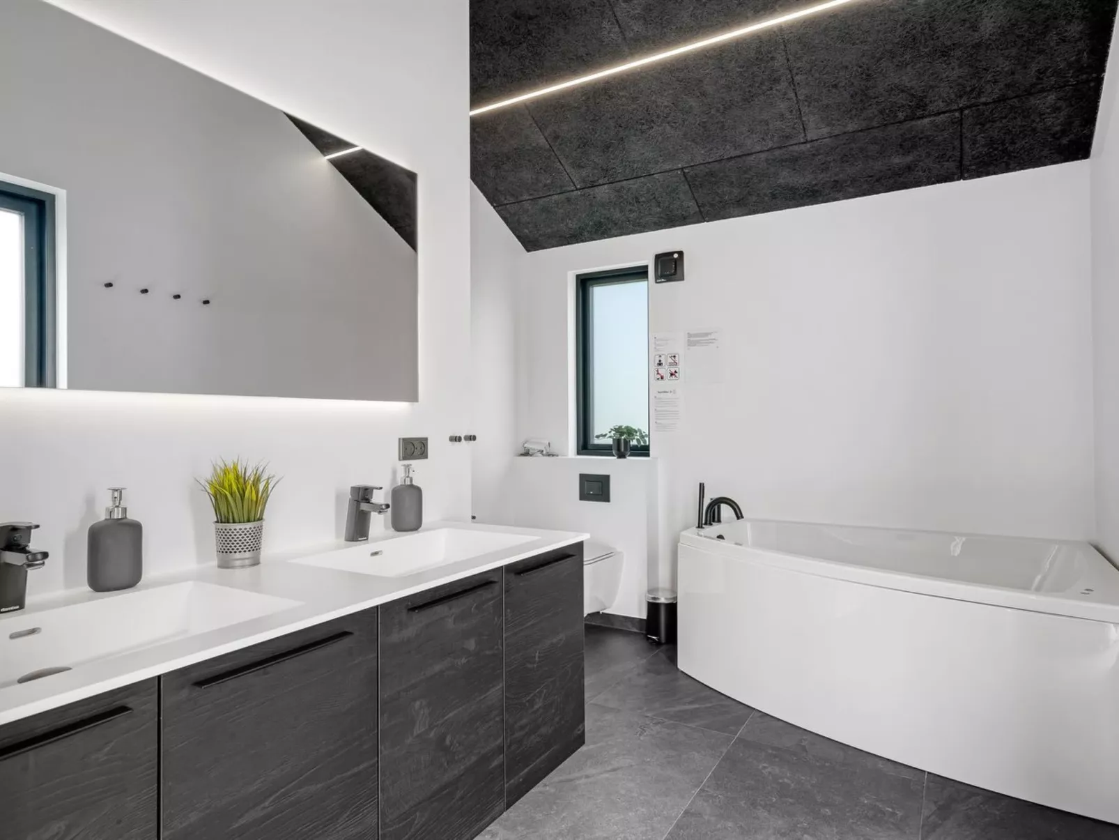 "Udder" - 1.5km from the sea-Inside