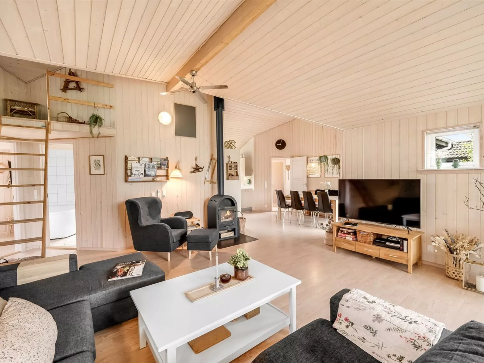 "Jarmunrek" - 400m to the fjord-Inside