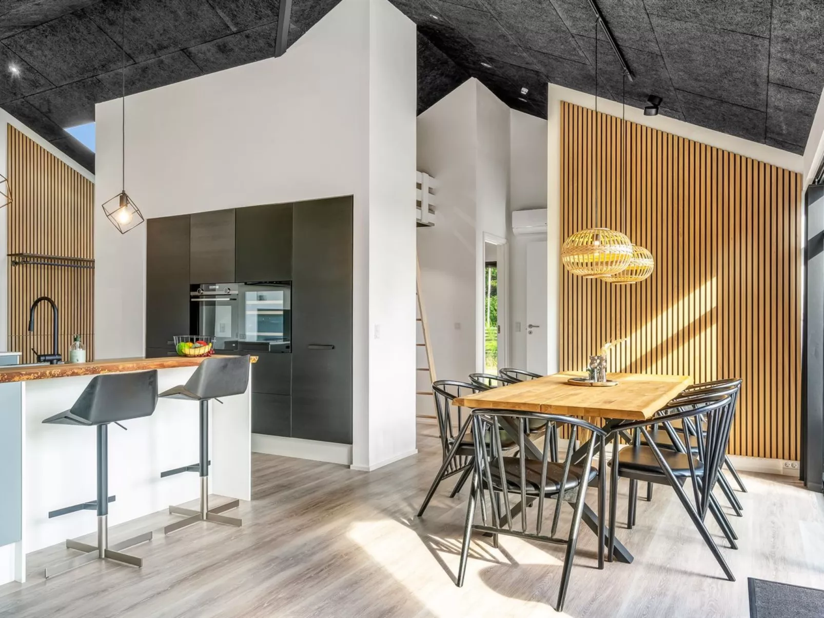 "Jahn" - 250m to the fjord-Drinnen