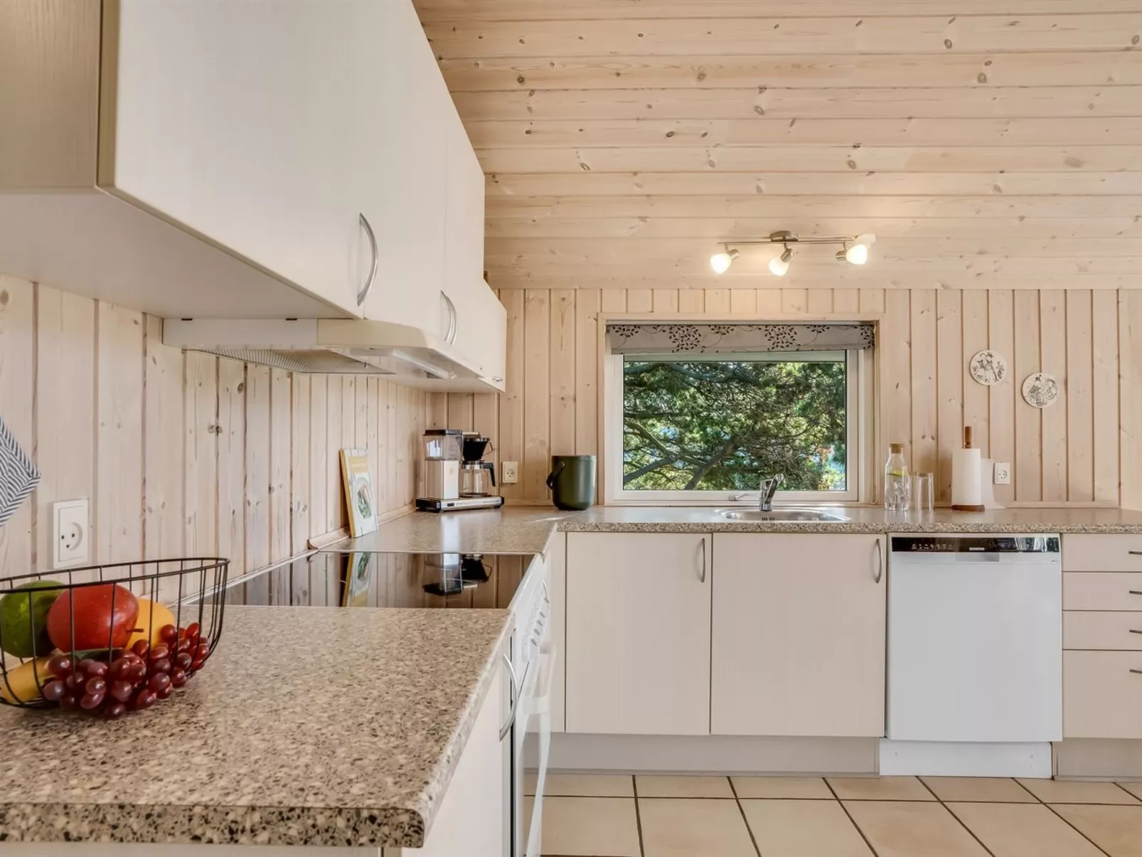 "Skrollan" - 200m to the fjord-Inside