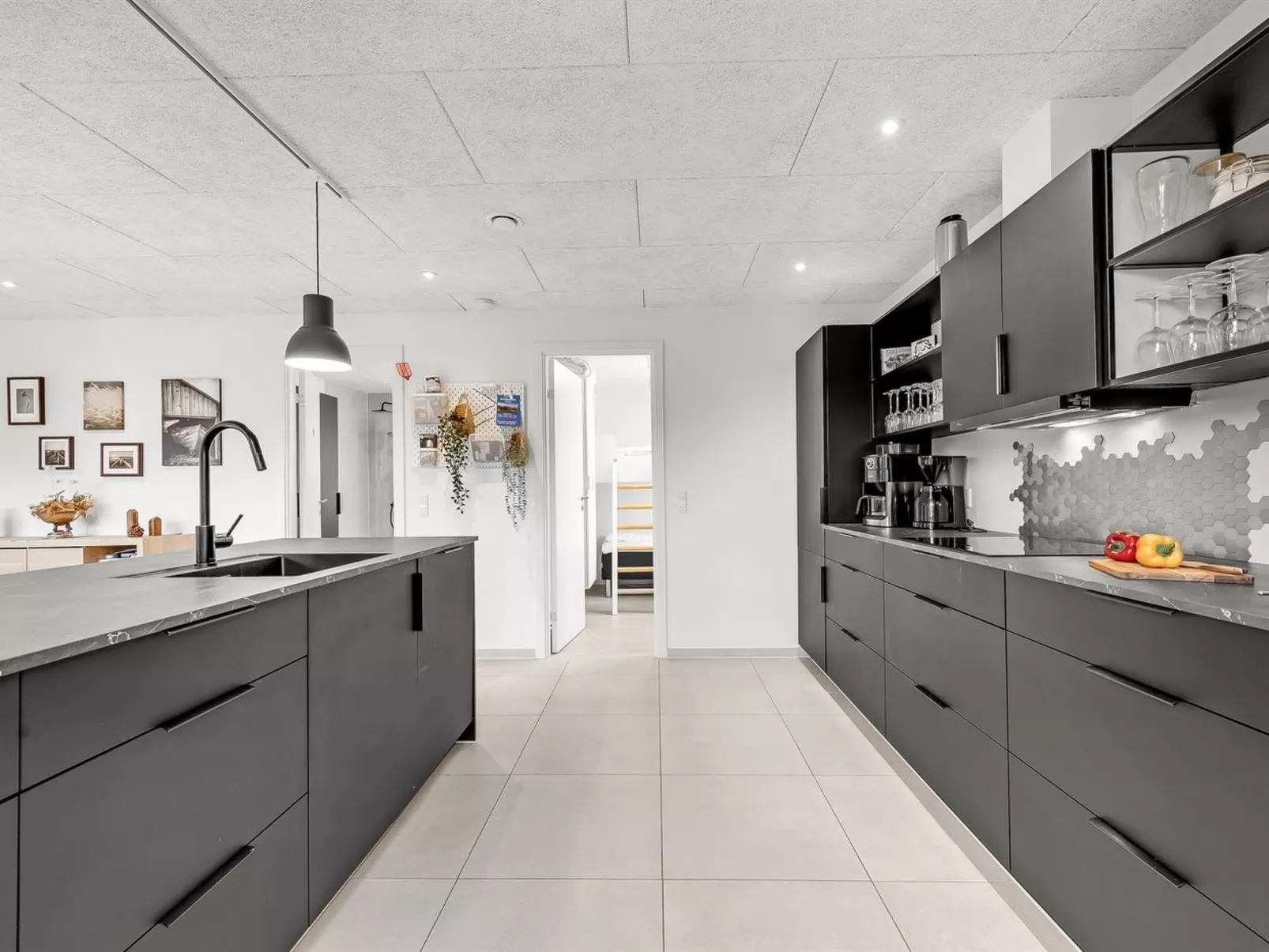 "Elisaveta" - 400m to the fjord-Drinnen