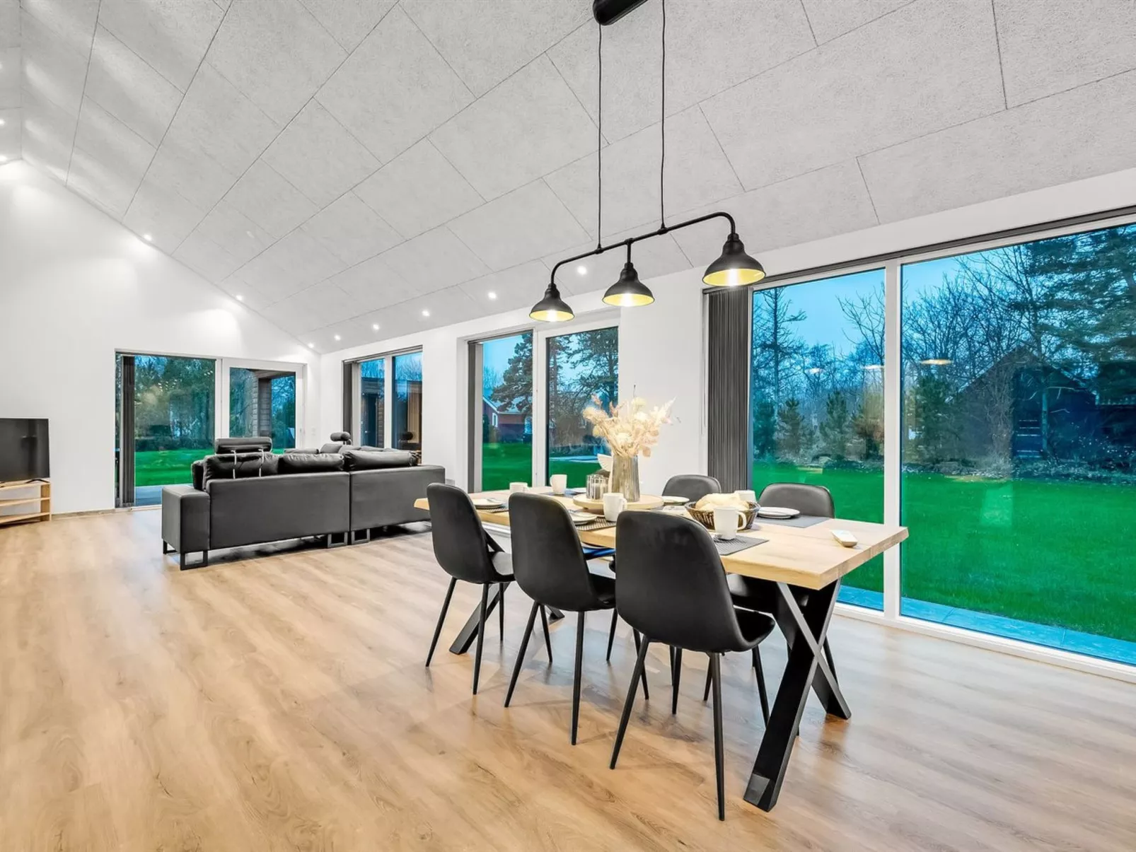 "Grimar" - 400m to the fjord-Drinnen