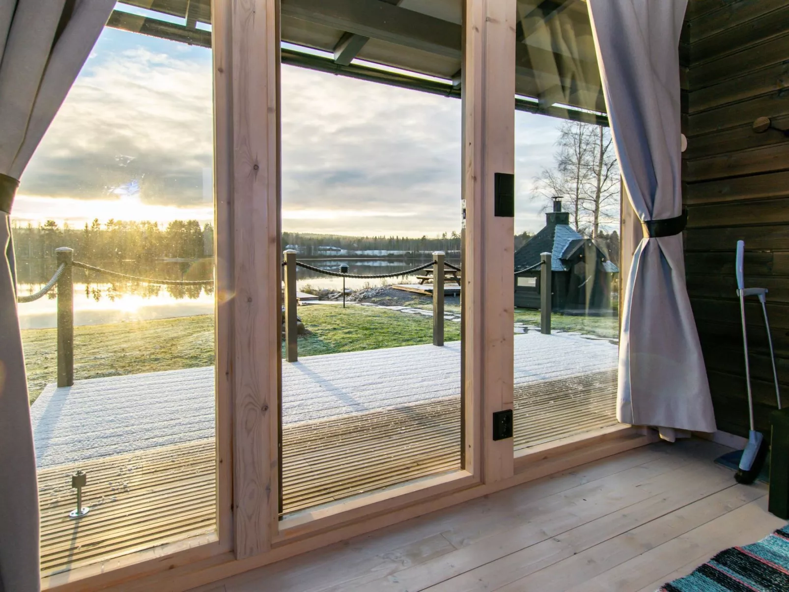 Aurinkopaikka-Dedans