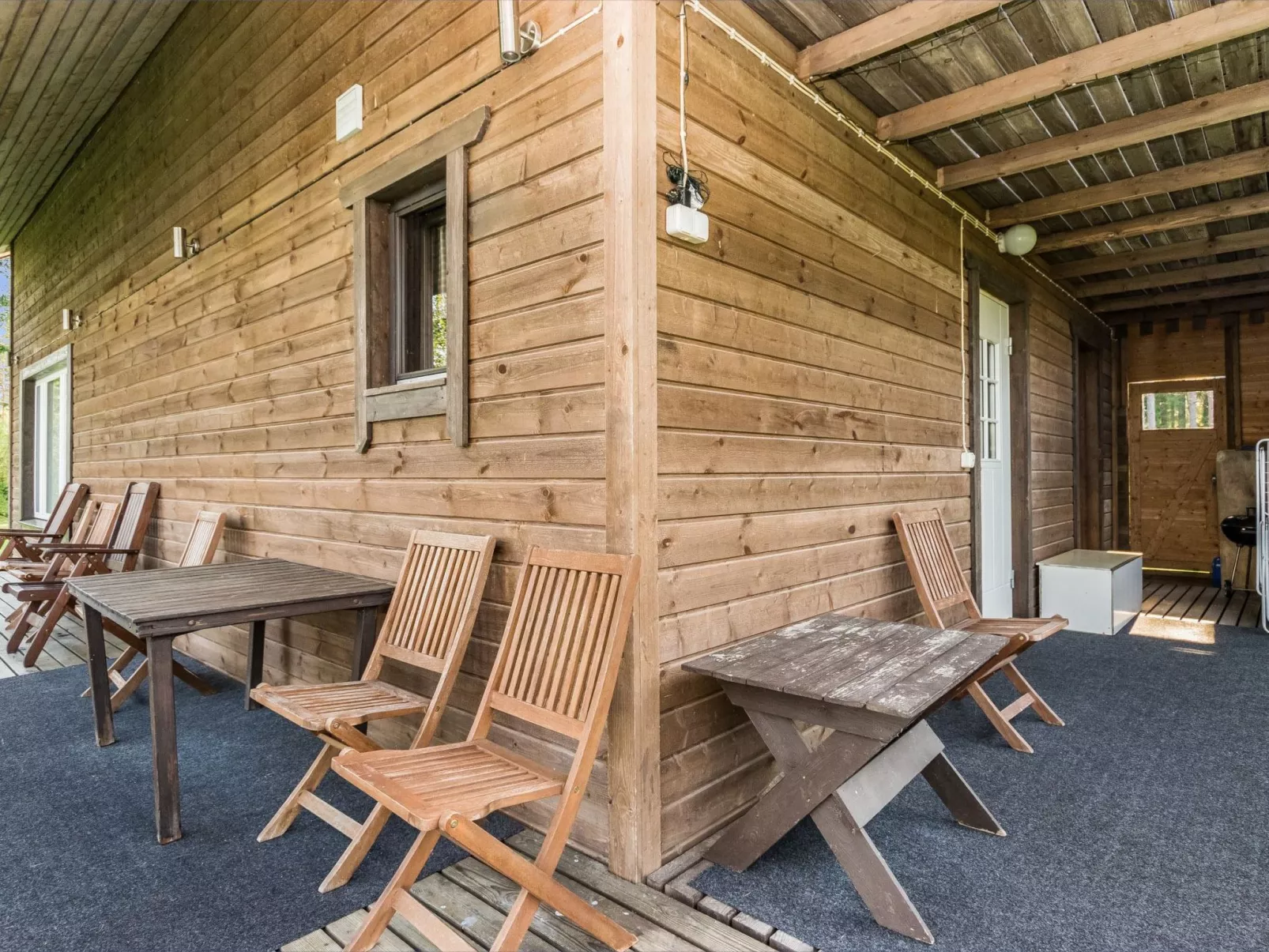 Aurinkopaikka-Dedans