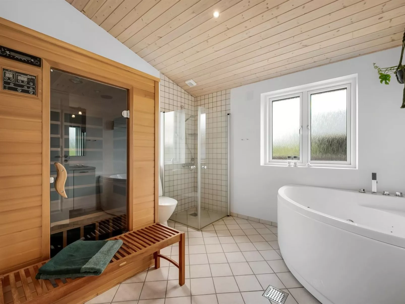 "Gertrud" - 950m to the fjord-Drinnen