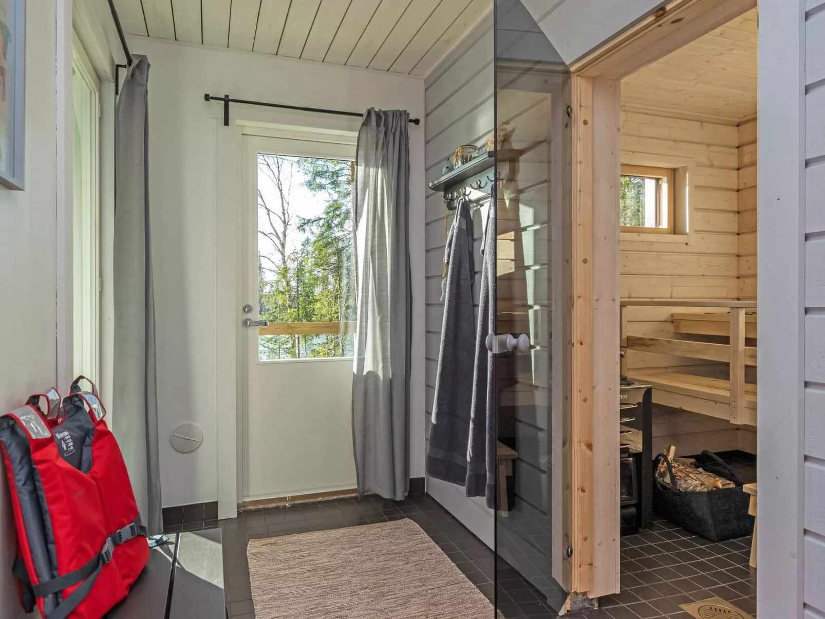 Järven idylli-Inside