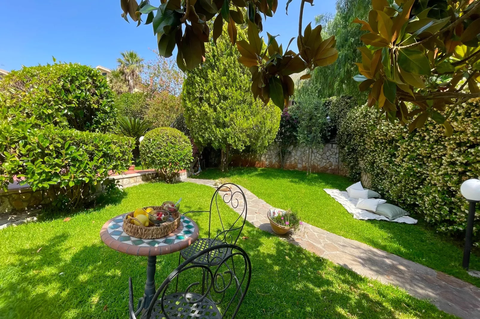 Villa Melograno-Gardens in summer