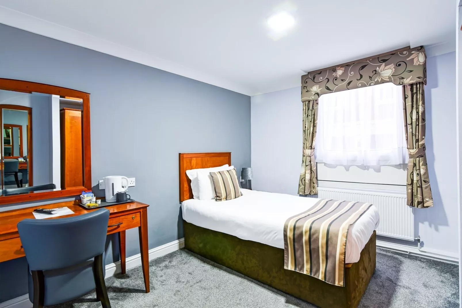 Standard Twin Room-Bedroom