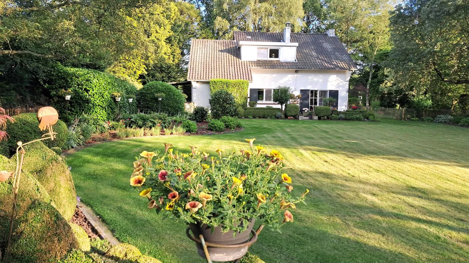 Wezelhoeve-Exterior in summer