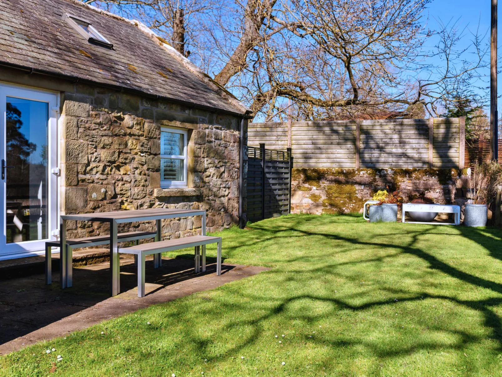 The Old School-Dehors