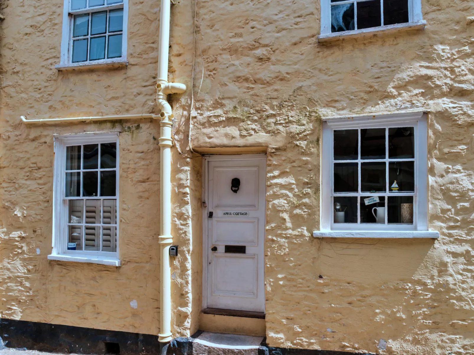 April Cottage-Dedans