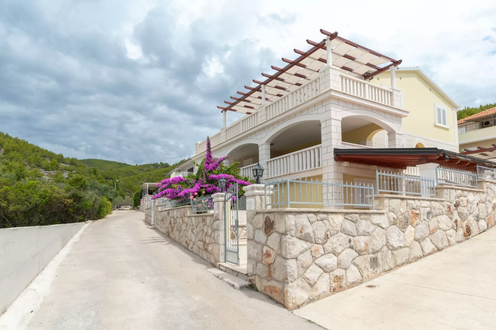 Modern Villa with Pool-Im Freien