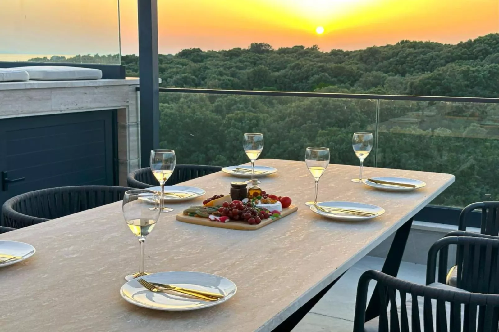 Leonarda Waterfront Residences- Three-Bedroom Penthouse with Infinity Pool (The Skyview Penthouse) - S4-Terrace