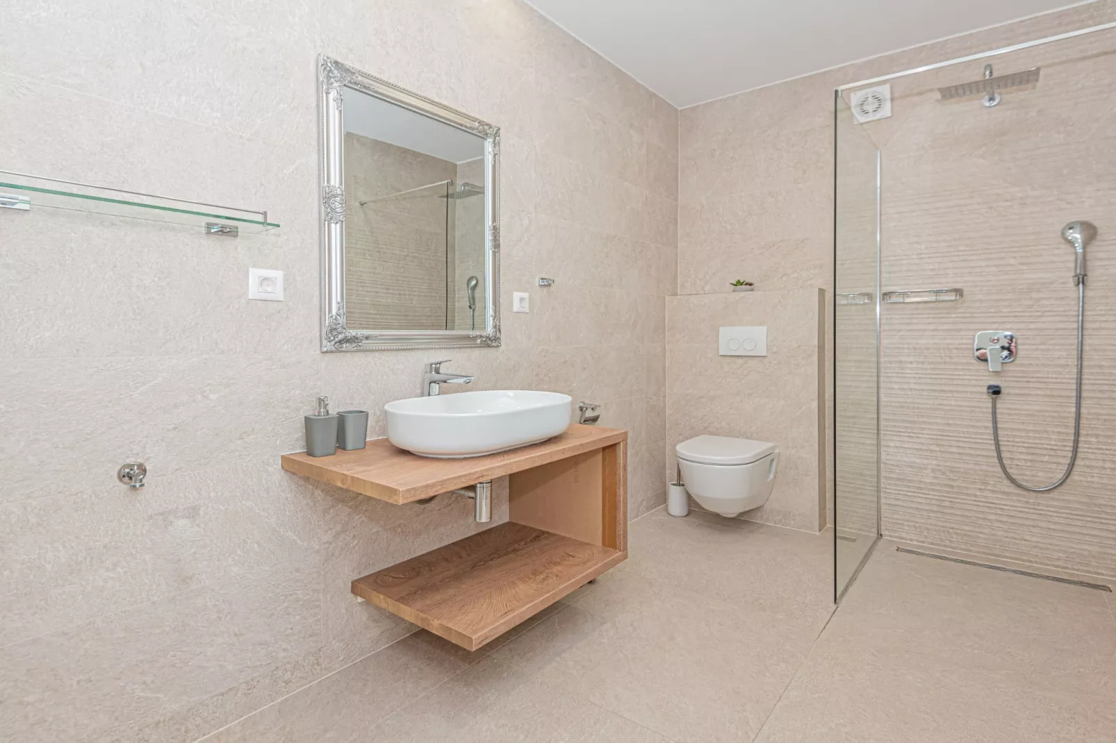 Four-Bedroom Villa With Pool-Badezimmer