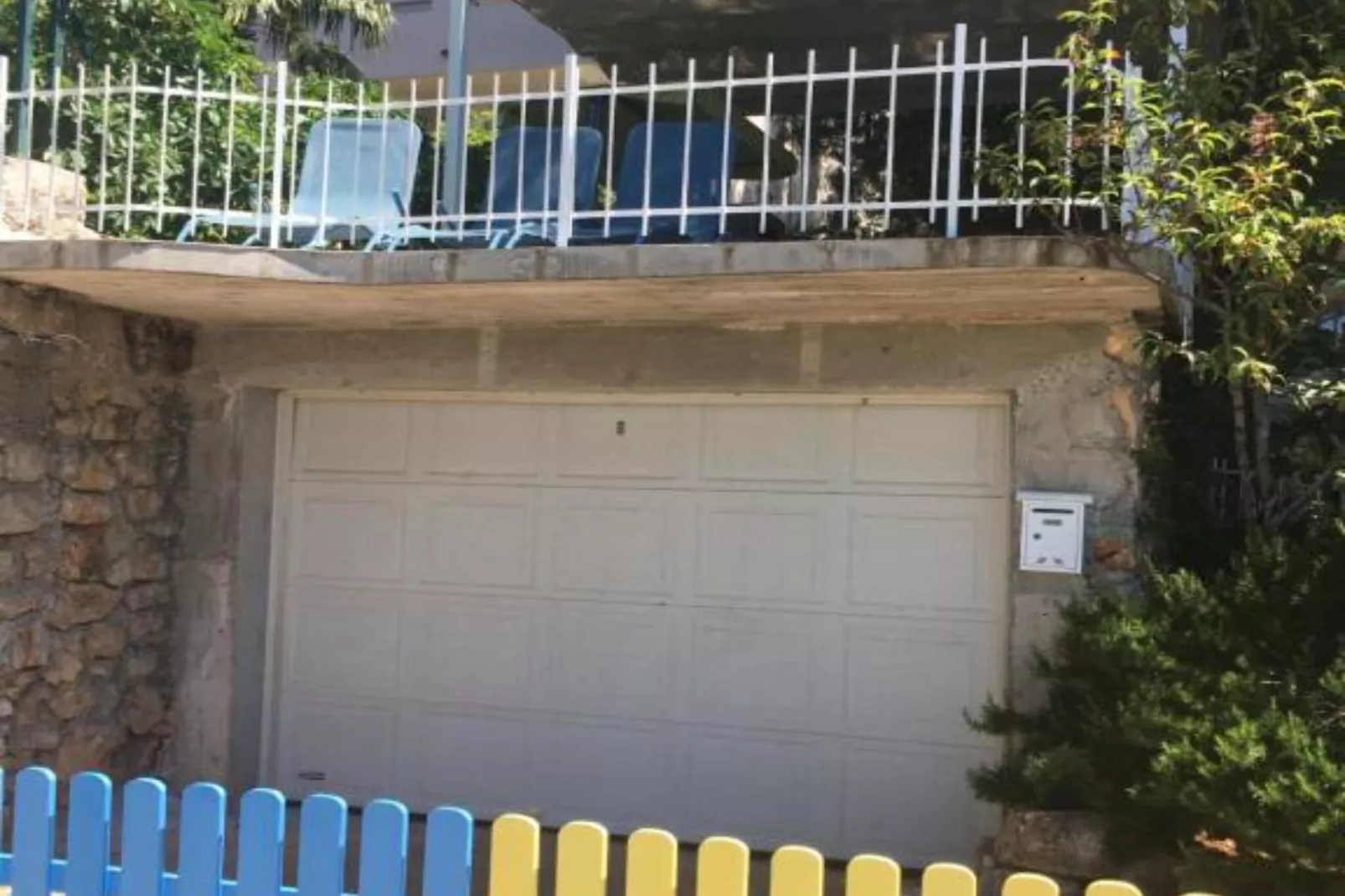 Beach House - 2m from beach - Three Bedroom House-Outdoor