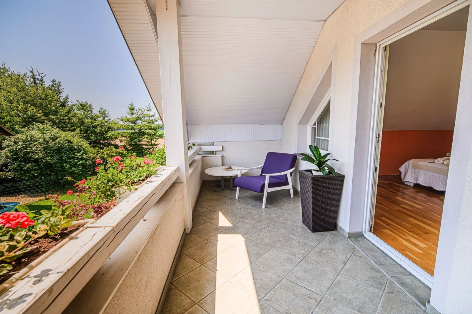 Stunning Rural Holiday Home with Garden and BBQ -  Four Bedroom Holiday Home-Terrace balcony