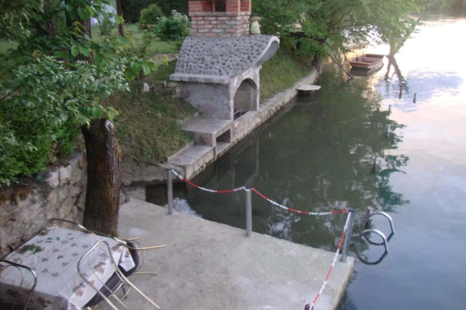 Four bedroom home with river view-Im Freien