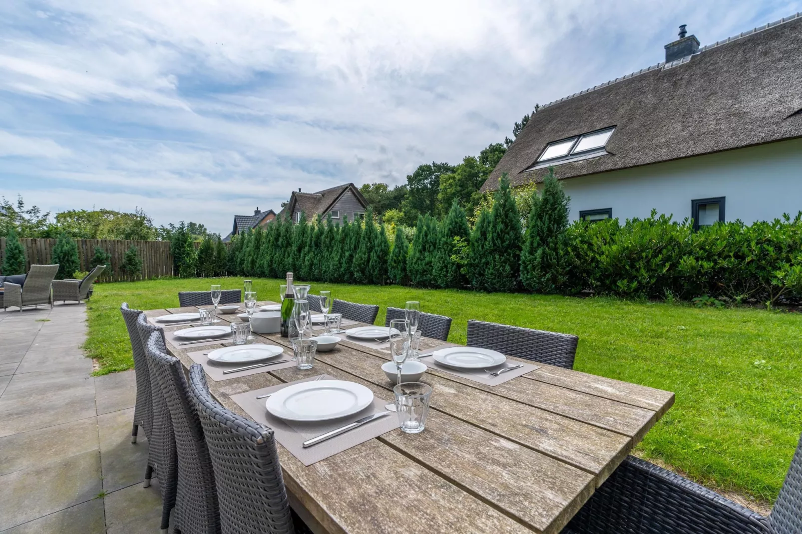 Hoogelandt 106F-Gardens in summer