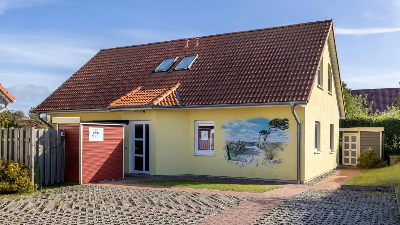 Windflüchter links mit Sauna-Außenbereich Sommer