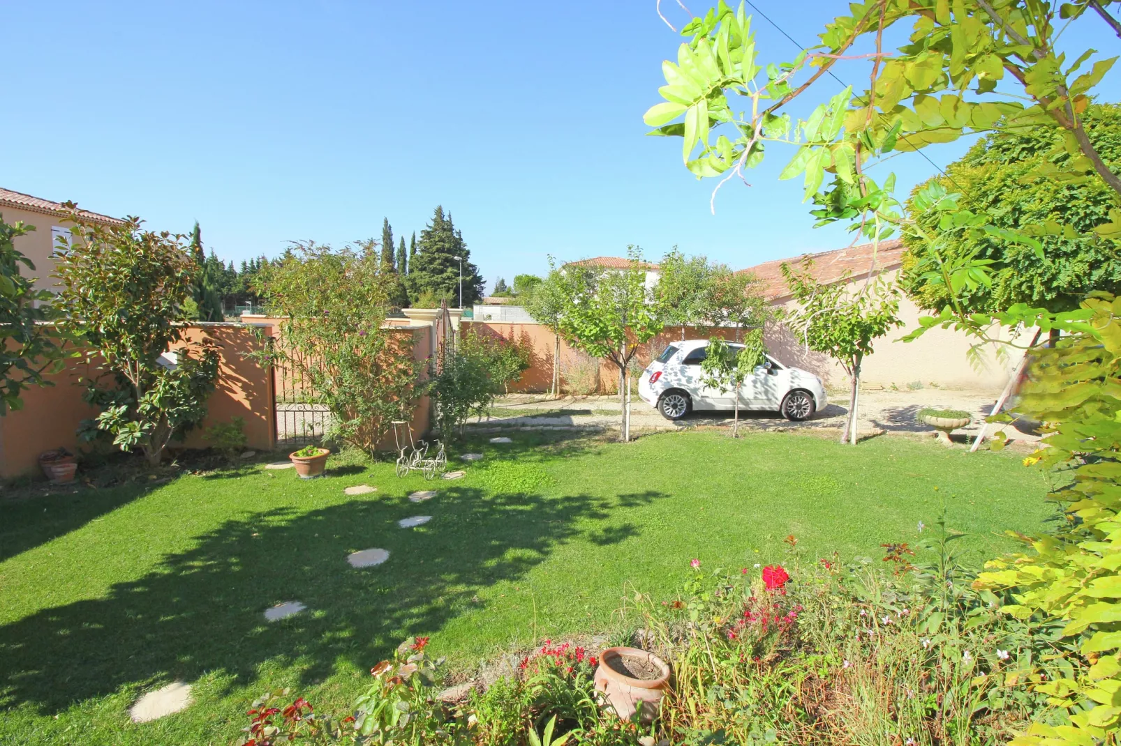 Belle maison de vacances avec piscine privée-Jardins en été