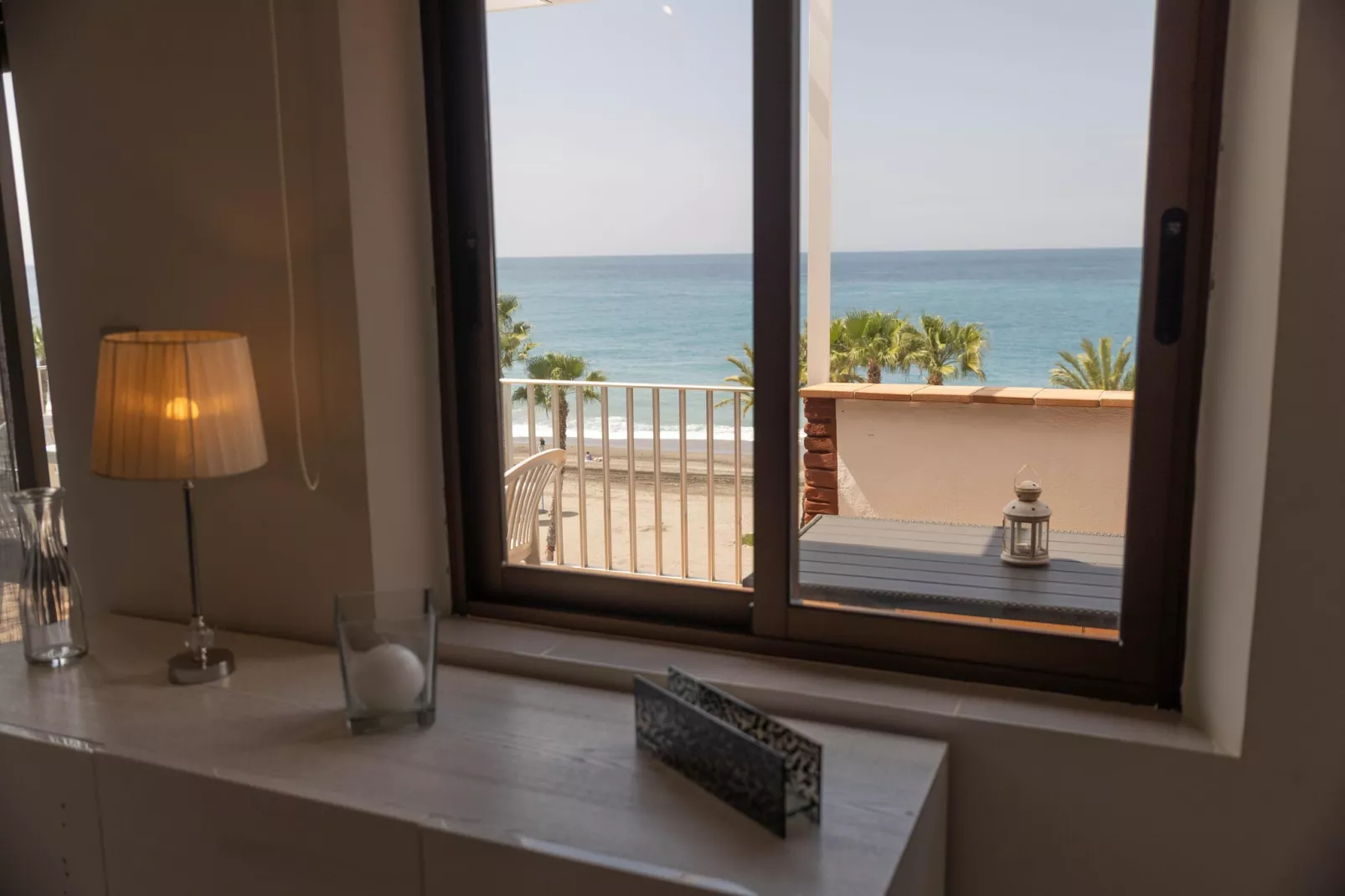 CT 383 GR - Faro's Almuñecar Beachfront for 4-Ambiance