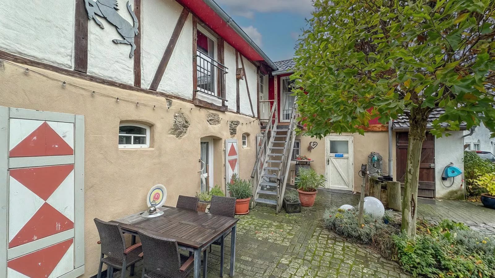 Harreshof-Exterior in summer