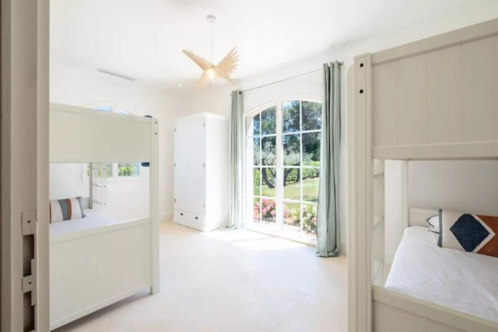 Résidence Bijou De 280m2 Et Piscine à Débordement Au Calme Absolu-Untagged