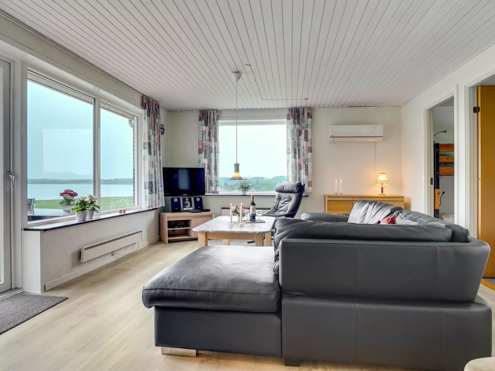 "Ephra" - 250m to the fjord-Drinnen