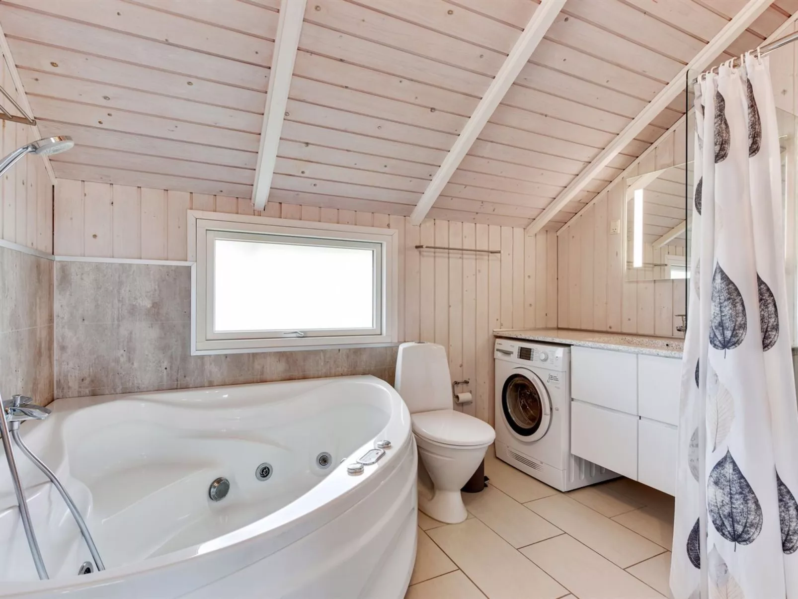 "Velena" -  from the sea-Drinnen