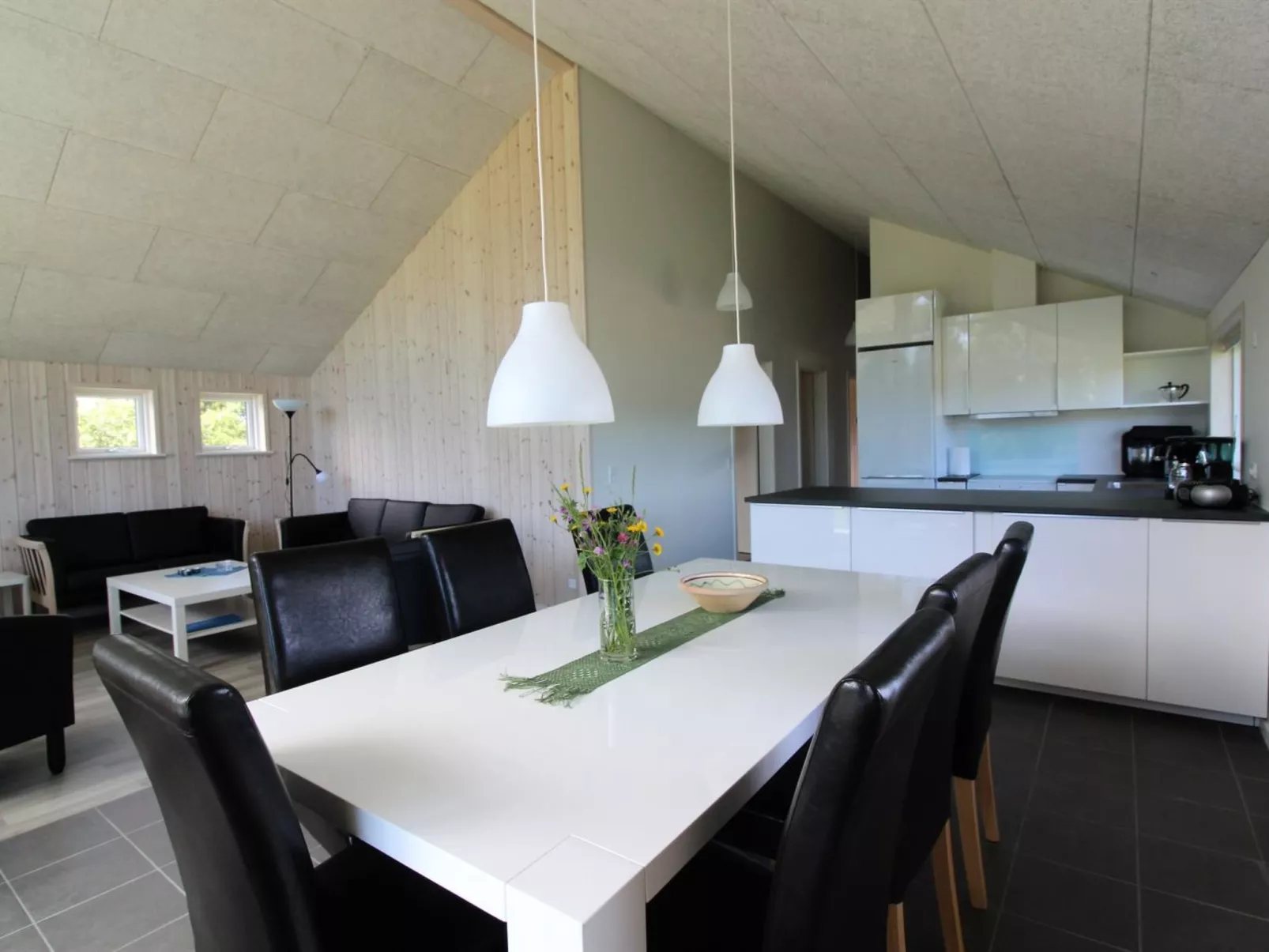 "Ethel" - 1.5km to the fjord-Drinnen