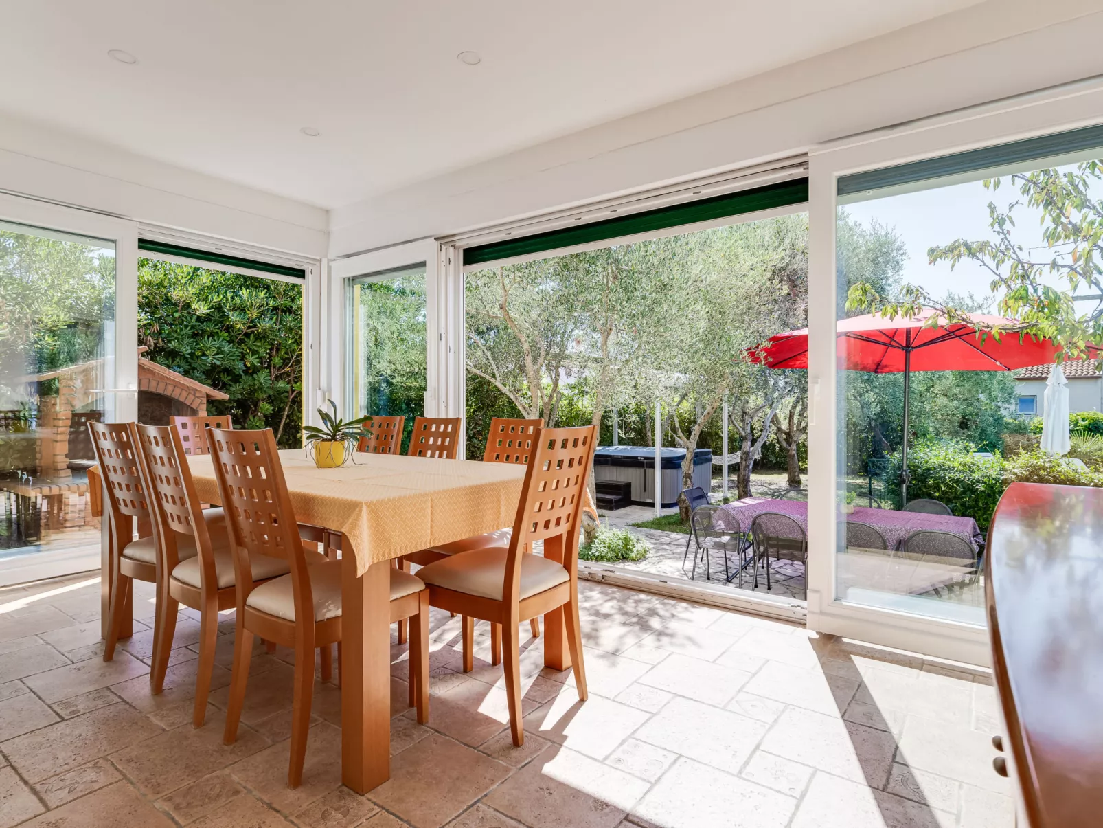 Yellow House-Draußen